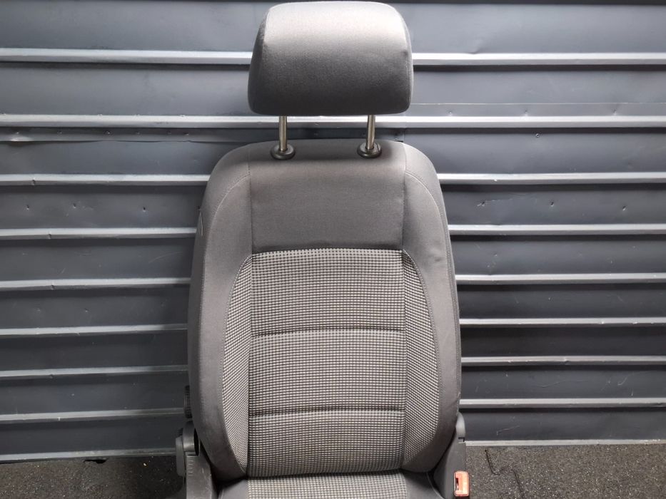 Scaun dreapta fata VOLKSWAGEN TOURAN 1T1, 1T2 2003 - 2010 TDI BMN 1K48