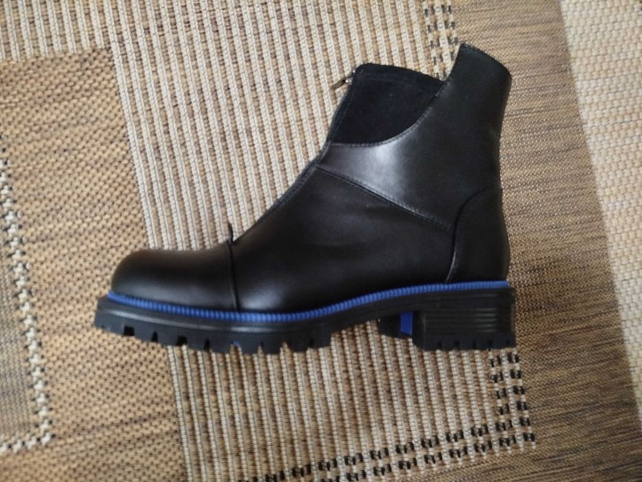 Продам женские полуботинки  новые 39 размер   черные в упаковке.