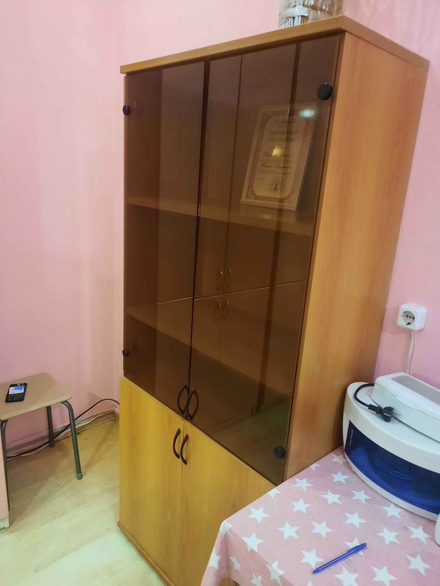 Шкаф со стеклом в наличии 1 шт