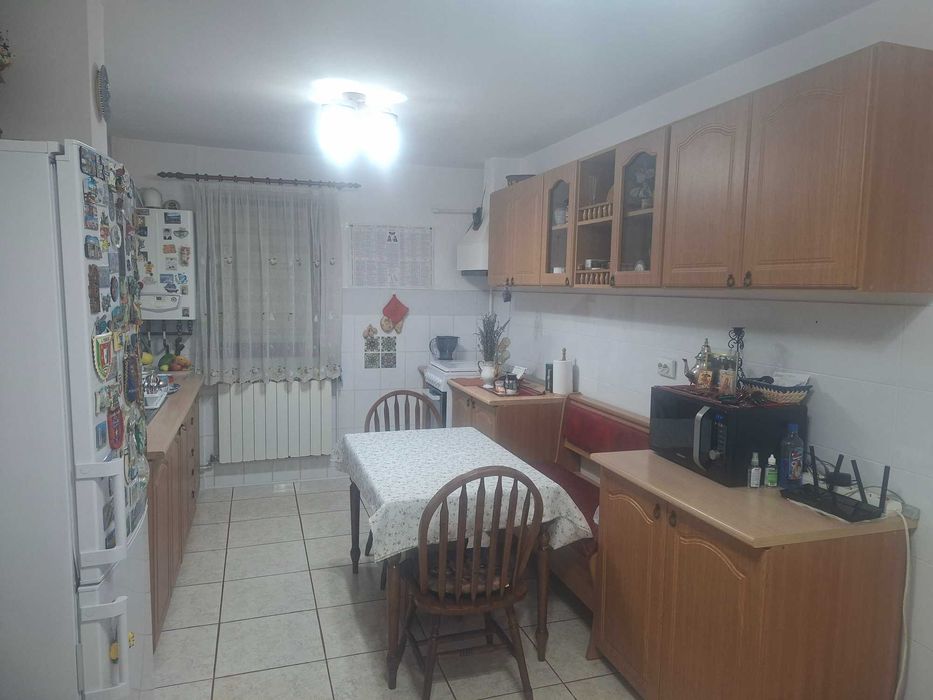 Apartament 3 camere decomadate, zona de jos