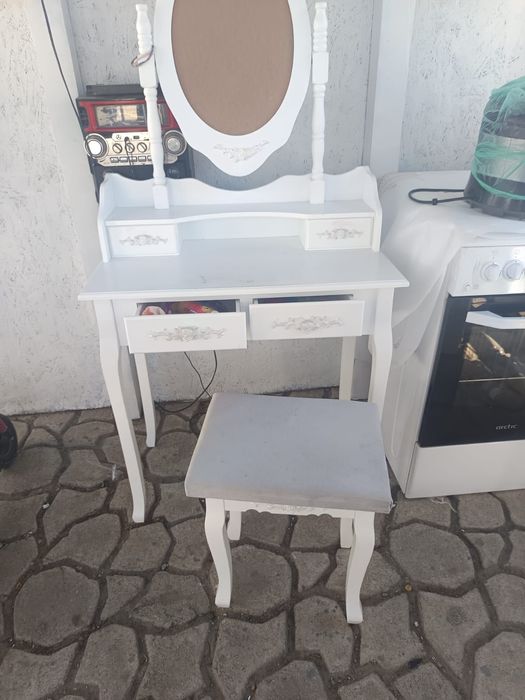 Măsuță de machiaj cu scaun inclus in stare foarte buna