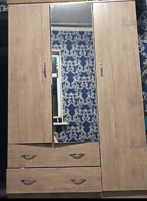 Срочна шкаф сотилади