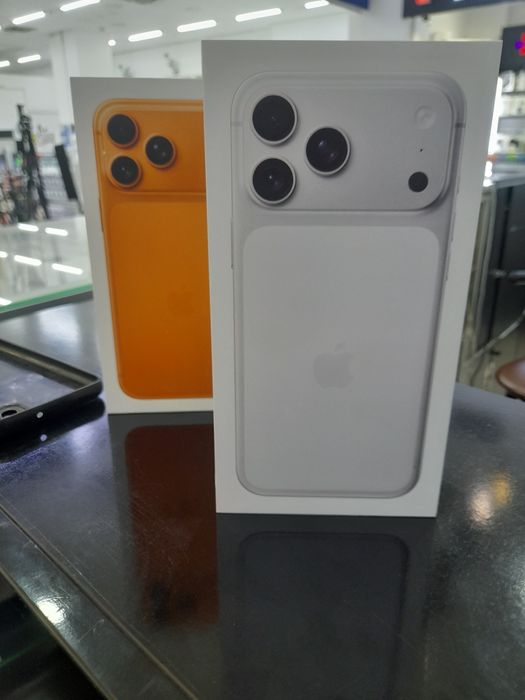 17 про мах  белы, оранжевы,синни