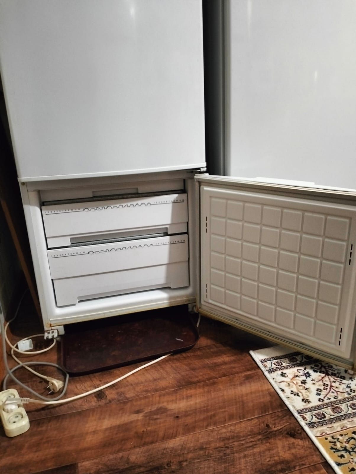 Холодильник Бирюса , в подарок телевизор