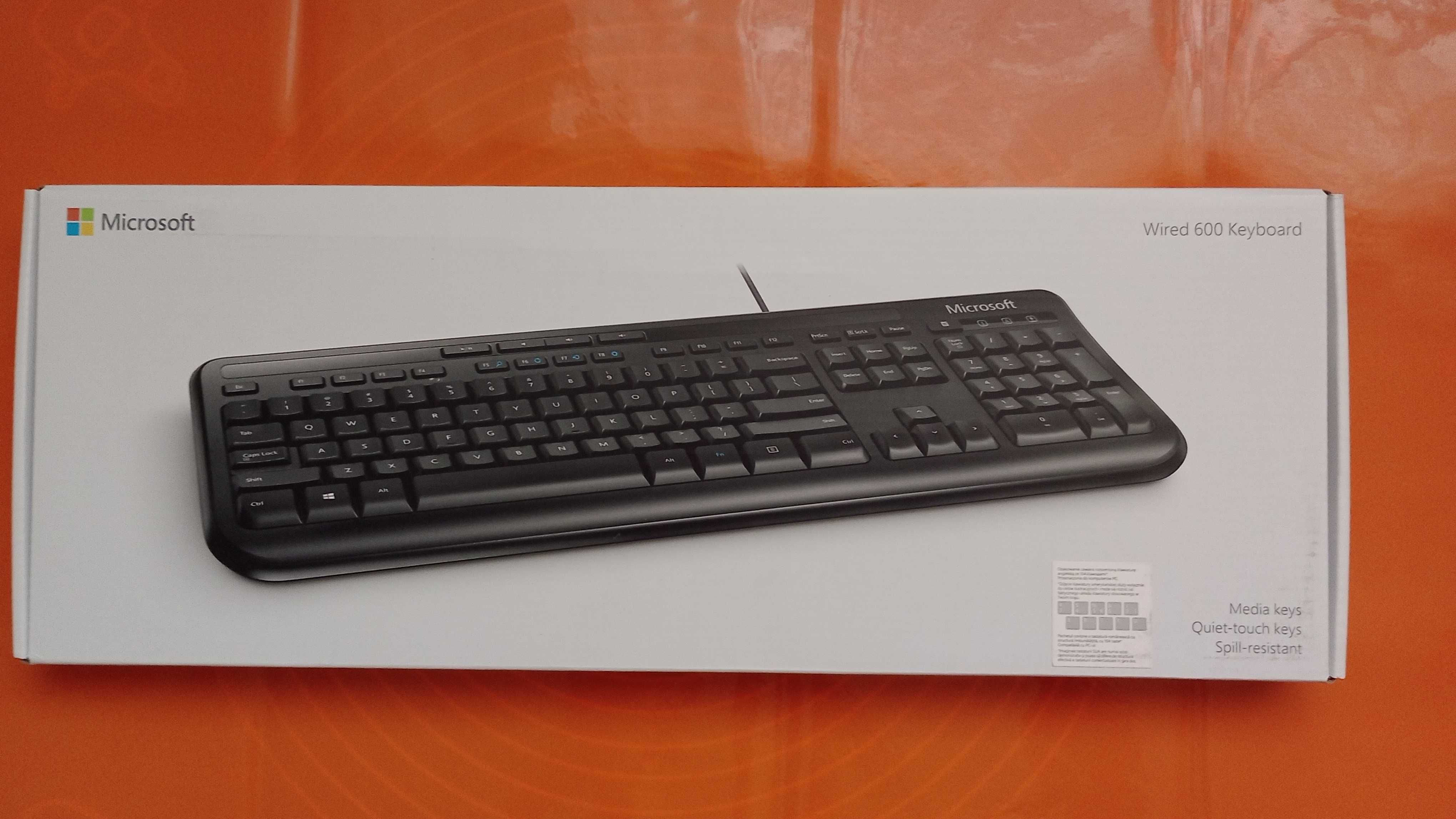 Tastatura Microsoft cu fir, noua, functionala pentru pc, telefon etc.