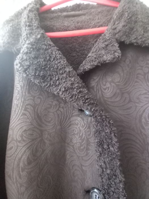 Vând haină maro închis cu imprimeu