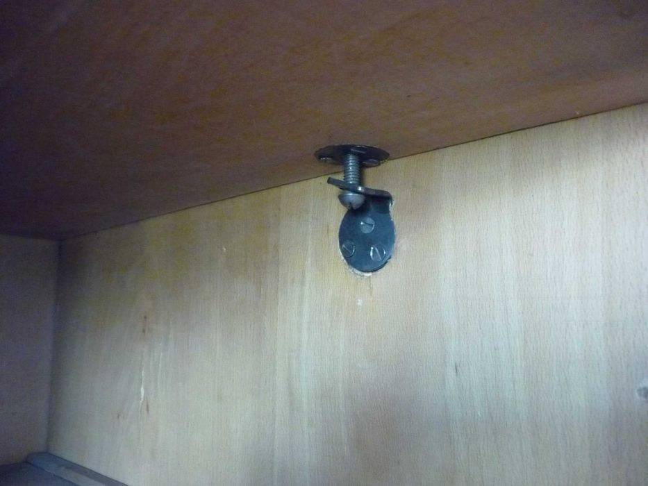 Стар дървен шкаф