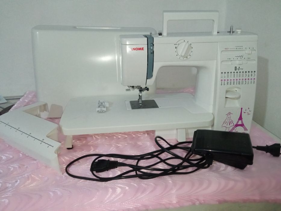 Бытовая швейная машинка.