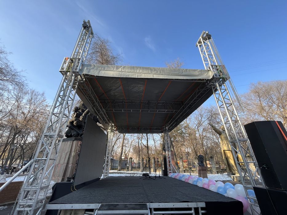 Аренда прокат оборудования сцена подиум лэд экраны звук свет фермы