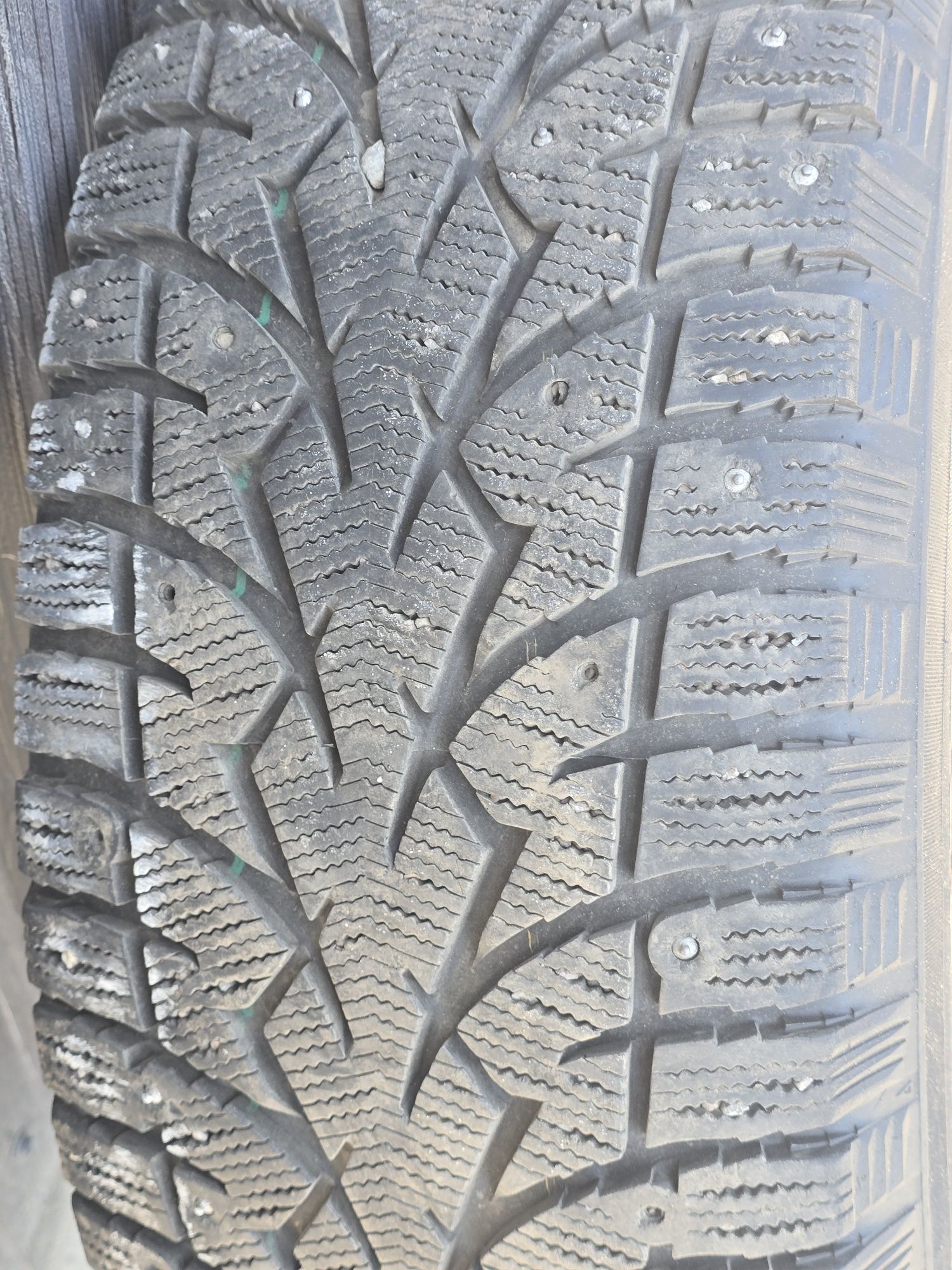 Продам зимние шипованные шины TOYO Observe G3-ICE, размер 265/70 R16.