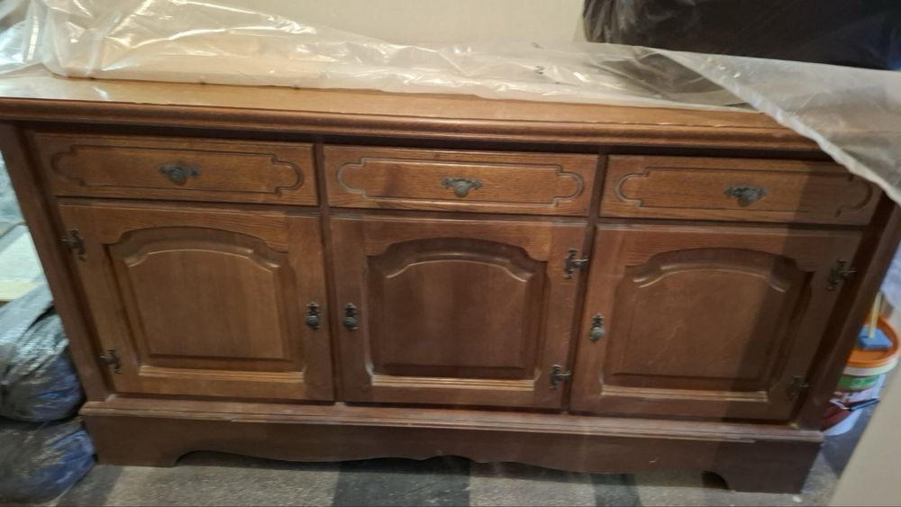 Шкаф от масивно дърво