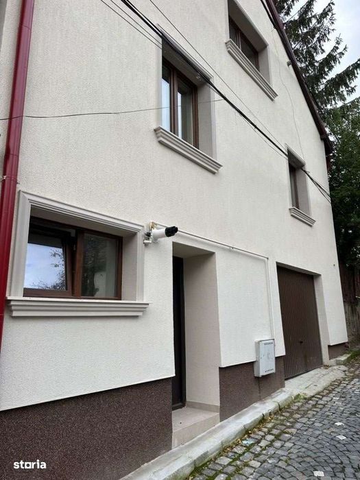 Casă cu 2 apartamente și garaj în schei centrul vechi