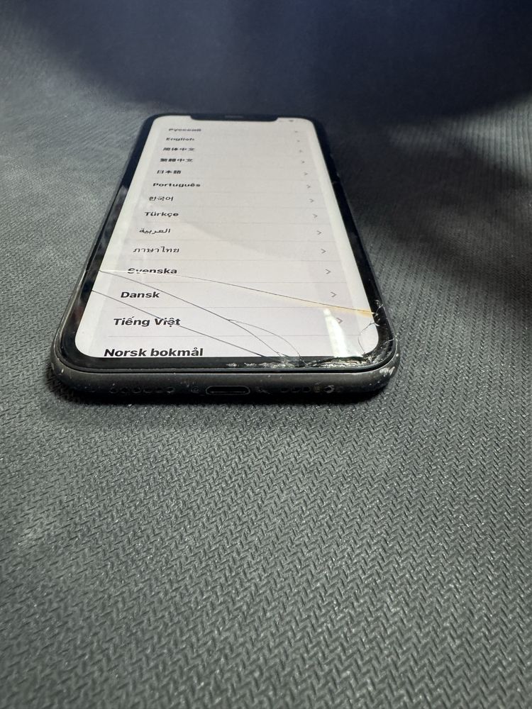 iPhone 11 64gb - заключен с айклауд