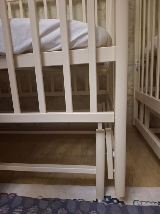 Кровать молочного цвета (качается)