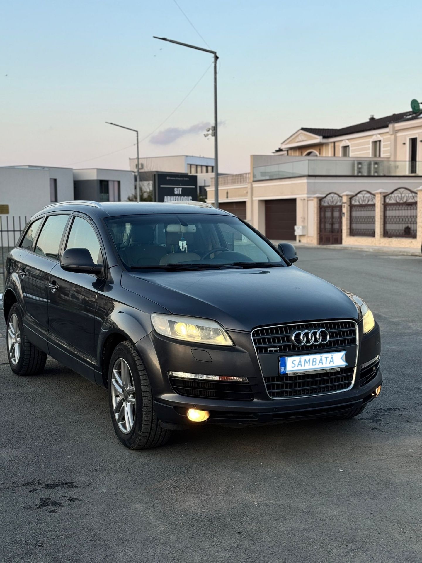 Vând Q7 3.0 TDI.
