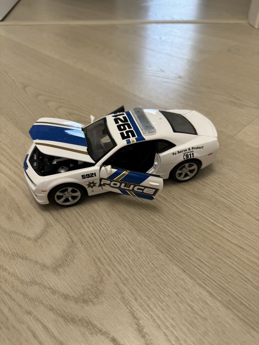 Masina metalica de politie la care se deschid usile si capota