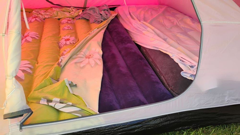 Cort 4 persoane + saltele + pompa + lampa led