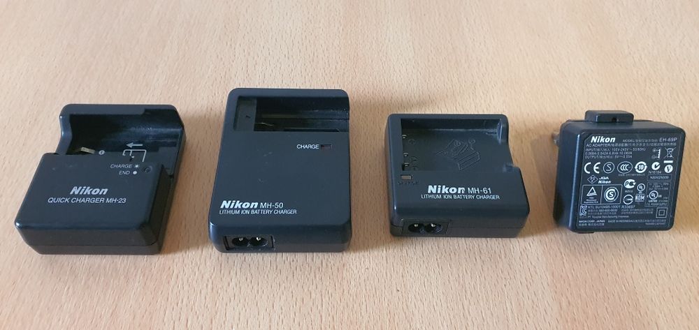 Vând încărcătoare Nikon