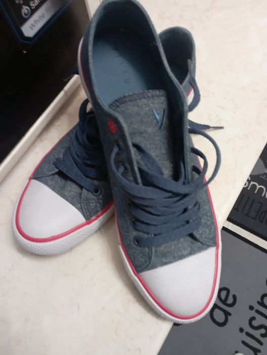 Vând tenisi in stare perfecta