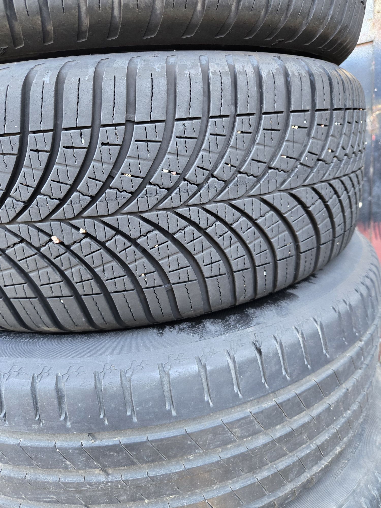 2бр. 215 55 17 Goodyear всесезонни.