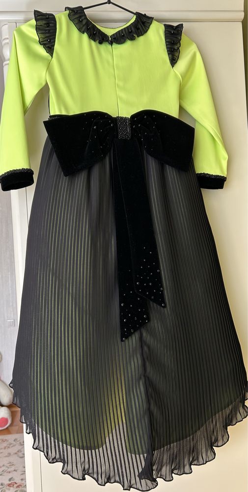 Rochie fetita negru cu neon si funda la spate