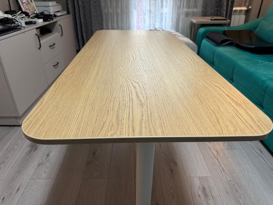 Birou IKEA BEKANT 140x60 – stare excelentă, reglabil pe înălțime