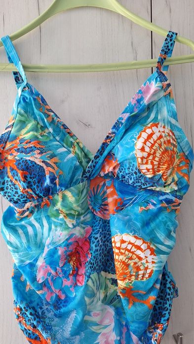 Продавам дамски бански, чисто нов,размер  XL