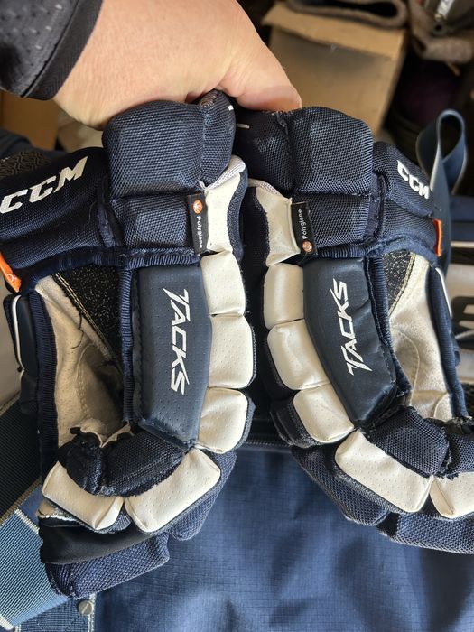 Продам хоккейные перчатки