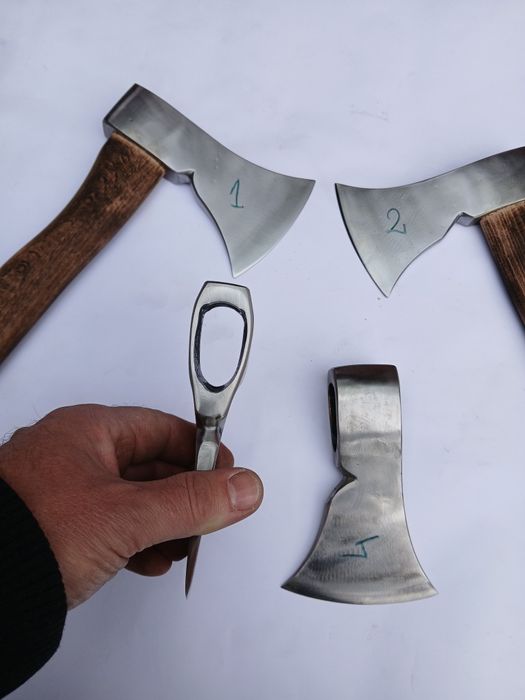 Topoare din foi de arc forjate manual