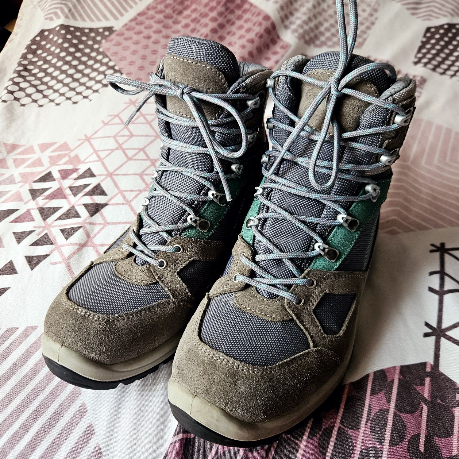 Дамски туристически обувки GarSport, подметка Vibram