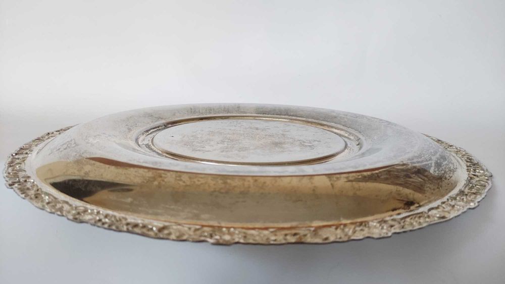 Масивен гравиран метален поднос с изпъкнал център