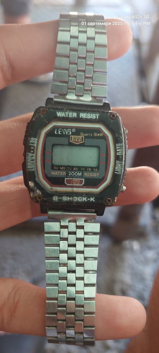 Часовник g-shock levis