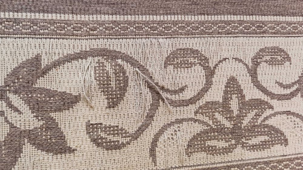 Продавам килим. Размер около 2.5-3.5 м.