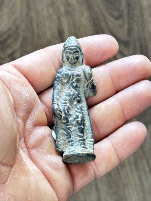 Statuetka sotiladi budda