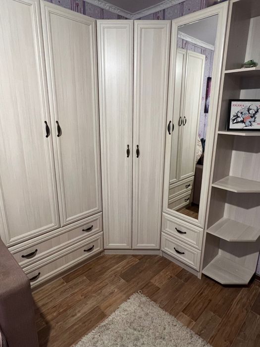 Шкаф угловой вместительный