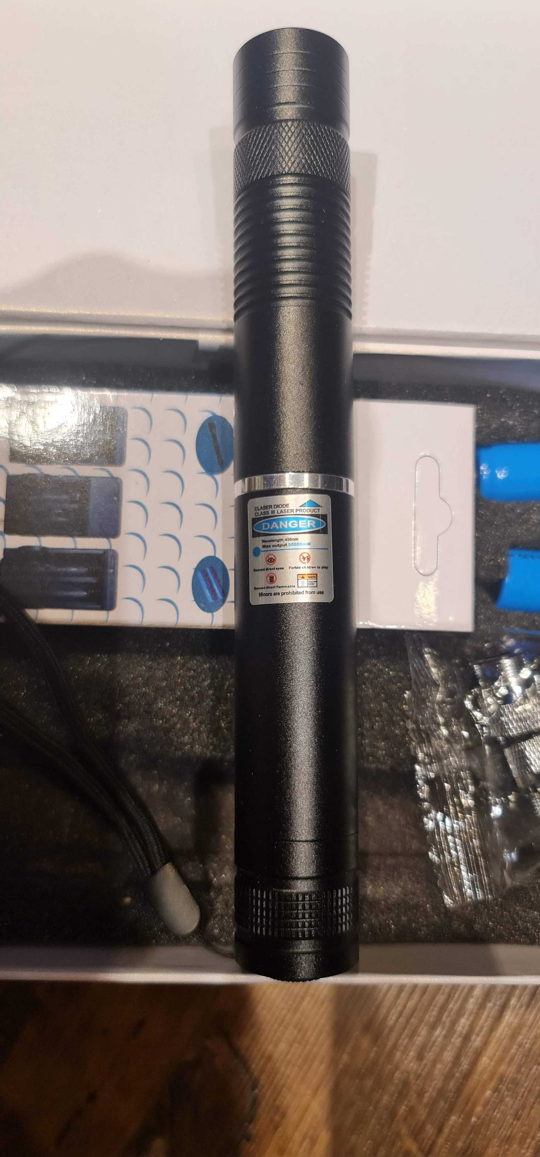 НОВ Мощен метален син лазер с акумулаторни батерии и 5 приставки
