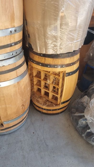 Butoi din lemn de stejar cu suport pentru sticle de vin