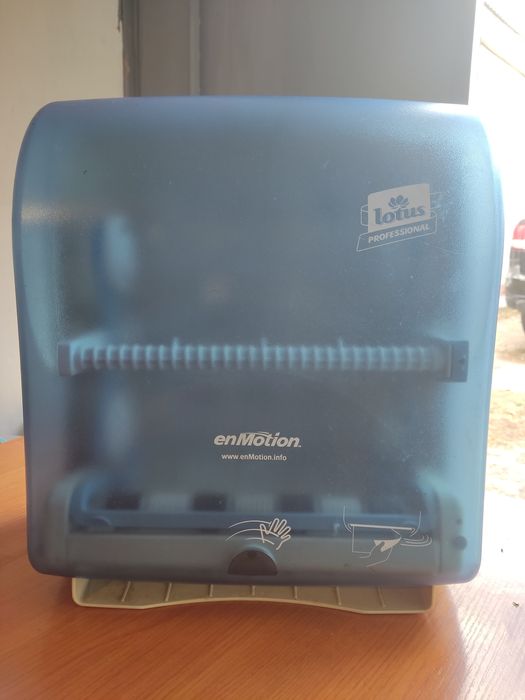 Продается диспенсер для бумажных рулонных полотенец Lotus enMotion