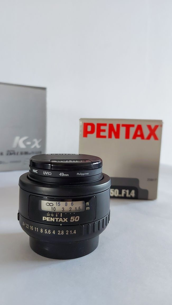 Pentax k-x , объектив 18-55 kit и объектив  pentax 50mm 1.4