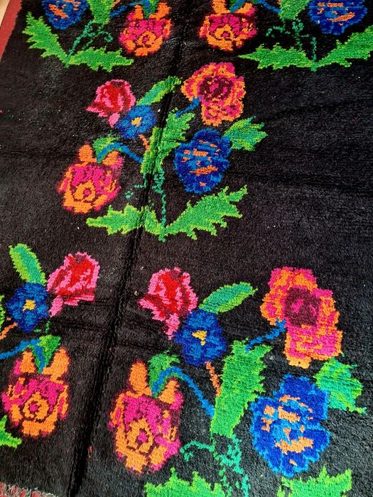 Ръчно тъкан родопски китеник – топлина и български дух във всеки дом