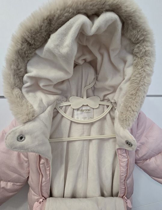 Combinezon Mayoral – 2-4 luni
Culoare: roz
Cu manusi si botosei detasa