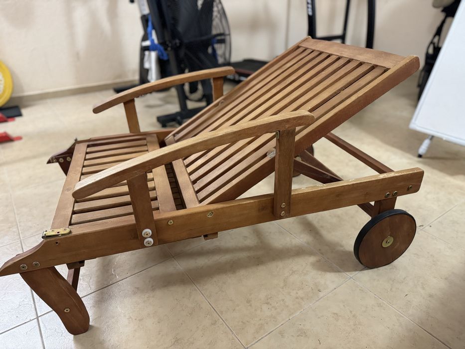 Дървен сгъваем шезлонг с масичка