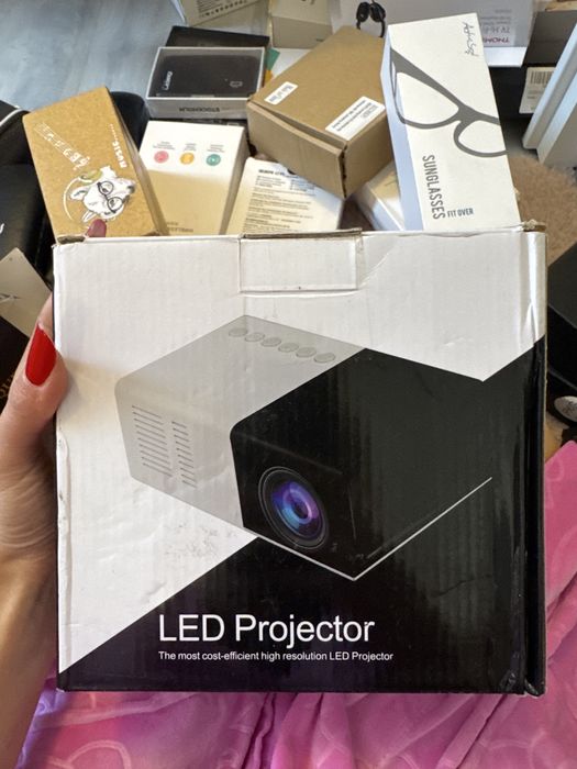 Videoproiector portabil mini