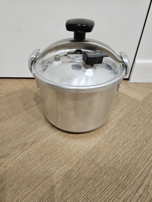 Продам кофемолку,скороварку.