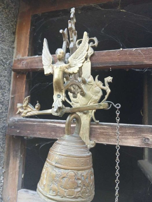 Старинна френска камбана с ангелче - красива декорация за входна врата