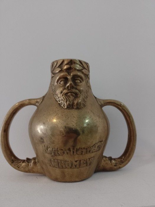 Amfora deosebita din bronz masiv, piesa cu o lucrătură de o foarte mar