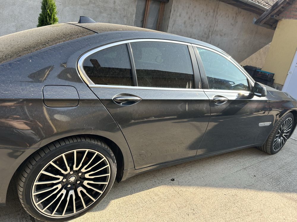 BMW  730.