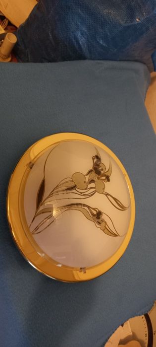 Vând lustre,aplice noi.