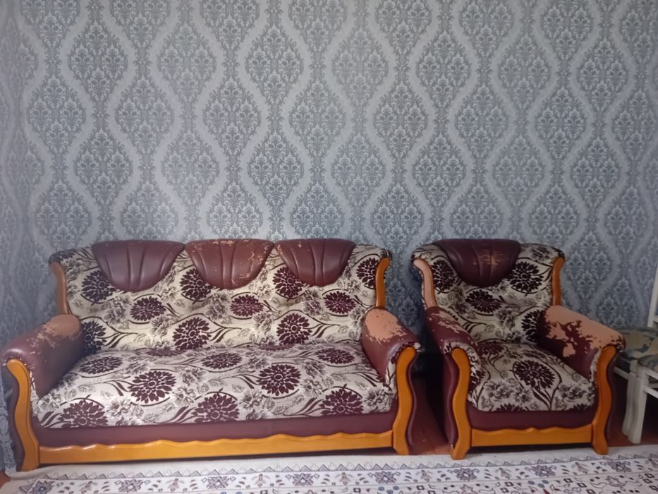 Продаёт диван и 2 кресла вместе