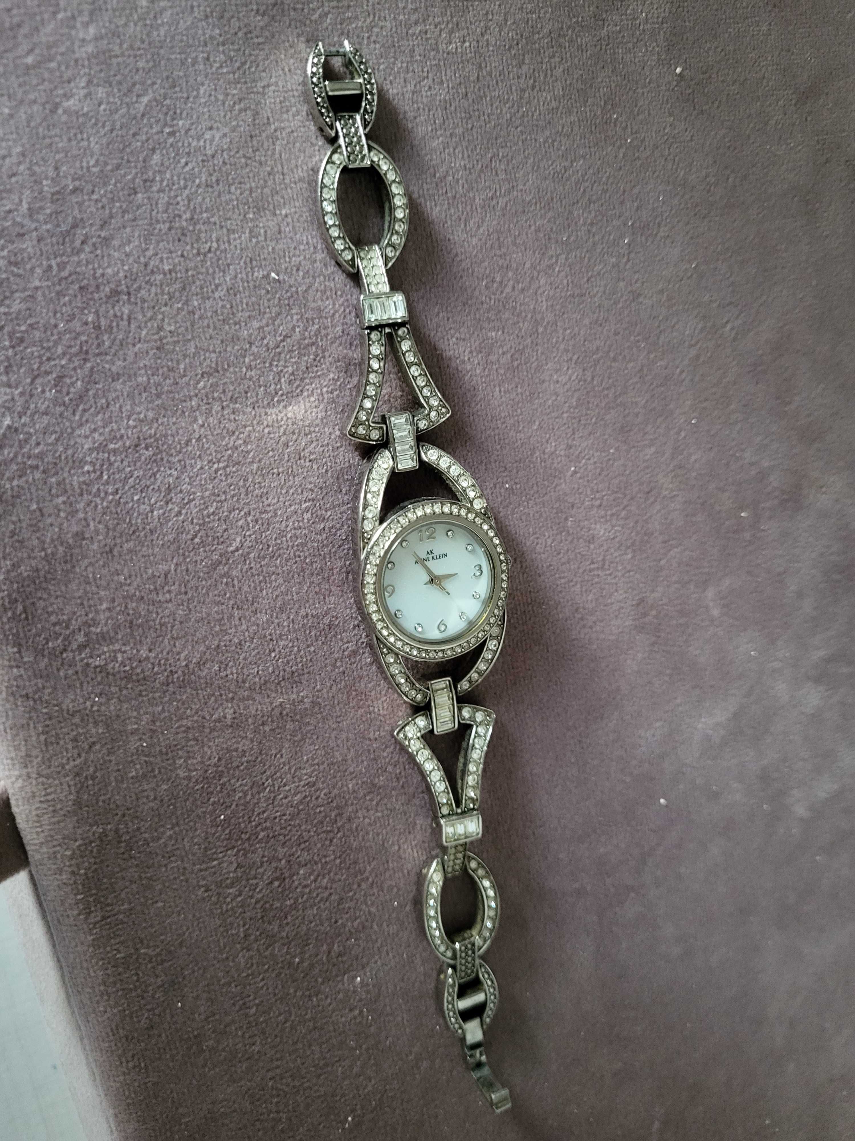 Часовник Anne Klein